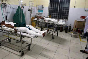 Thách nhau... tẩm xăng lúc ăn nhậu, 6 người bỏng nặng