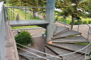 Cầu đi bộ đẹp nhất Hạ Long xuống cấp, tiềm ẩn nguy hiểm