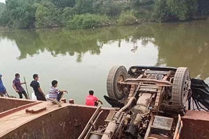 Bắc Giang: Xe tải chở đất bị lật xuống sông