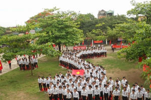 Hà Nam: Chụp ảnh kỷ yếu trong trường, học sinh bức xúc tố nhà trường thu tiền phí?