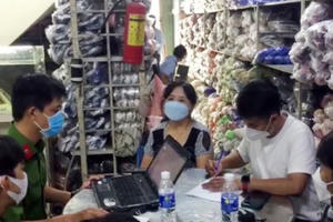 An Giang: Phát hiện cơ sở kinh doanh hơn 5 nghìn sản phẩm giày, dép không rõ nguồn gốc