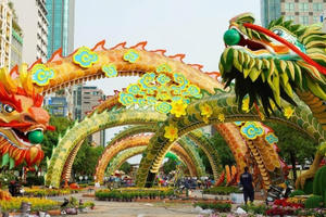 Linh vật rồng trên Đường hoa Nguyễn Huệ được giữ lại đến hết tháng Giêng