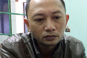 Tóm gọn đối tượng "ôm" 2 bánh heroin cùng 2 khẩu súng