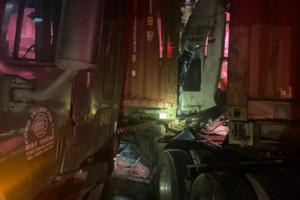 Hai xe container đối đầu, tài xế mắc kẹt trong cabin