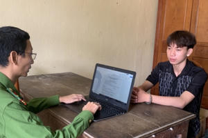 Cướp tiệm vàng nam thanh niên bị Công an bắt giữ Cướp tiệm vàng nam thanh niên bị Công an bắt giữ