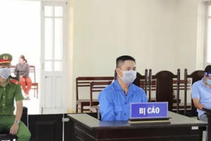 Không chấp hành quy định phòng dịch, còn dùng mũ bảo hiểm tấn công cán bộ