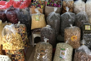 Tiểu thương bán kẹo Tết ế ẩm: Thấy khách như thấy "quý nhân"