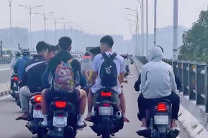 Xử lý nhóm thanh niên điều khiển xe máy "đầu trần", dàn hàng ngang trên cầu Vĩnh Tuy