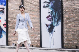 Kiều Ngân tự tin dạo phố với đôi boot “dị hợm” như Kim siêu vòng 3