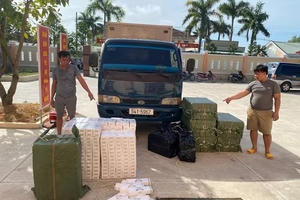 Bắt giữ 10.000 gói thuốc lá lậu được giấu trong vách ngăn thùng xe tải