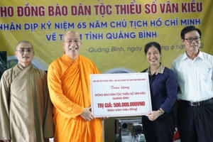 Giáo hội Phật giáo Việt Nam tỉnh Quảng Bình tới chia sẻ, tặng quà cho đồng bào Bru - Vân Kiều