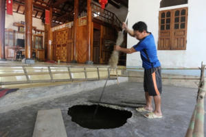 Sống trong sợ hãi khi “hố tử thần” xuất hiện ngay tại sân nhà chưa rõ nguyên nhân