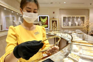 Sau khi 'ngất ngưởng' lên đỉnh, vàng lao dốc, người mua lỗ 4,5 triệu đồng/lượng