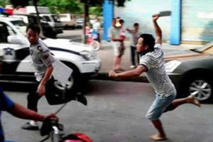 Kinh hoàng người đàn ông 70 tuổi vác dao chém gia đình em gái