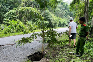 Lại xuất hiện thêm hố sụt lún cạnh đường vào hồ Ba Bể Lại xuất hiện thêm hố sụt lún cạnh đường vào hồ Ba Bể