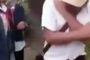 Nam sinh bị nhóm nữ sinh đánh hội đồng dã man, doạ giết