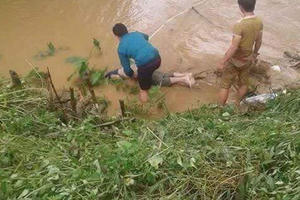 Thái Nguyên: Phát hiện thi thể người đàn ông và cháu bé dưới sông Cầu