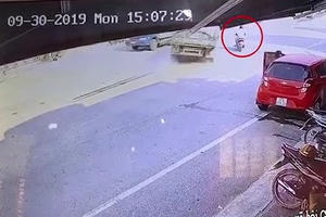 Pha đánh lái thần kỳ của tài xế xe tải, cứu sồng người đàn ông sang đường bất cẩn