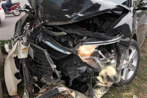Hà Nội: Lái xe Camry đâm liên hoàn xe máy khiến 2 người bị thương