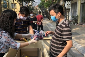 "Tinh thần người dân phố cách ly Trúc Bạch rất thoải mái, yên tâm"