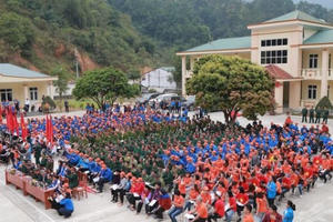 Trao tặng 6.000 lá cờ Tổ quốc và 1.000 góc học tập trong ngày hội “Tháng Ba biên giới