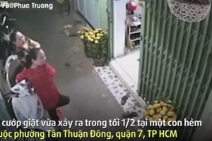Phẫn nộ với clip tên cướp chở cả vợ cùng hai con giật dây chuyền vàng của người phụ nữ trong hẻm nhỏ