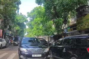 Clip: Chiếc xe ô tô "hồn nhiên" dừng giữa đường bên làn đối diện