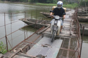 Cầu phao "đánh đu" độc nhất vô nhị Hà Nội