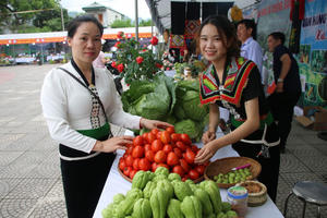 Chiêm ngưỡng các gian hàng nông sản ở Mường La Chiêm ngưỡng các gian hàng nông sản ở Mường La