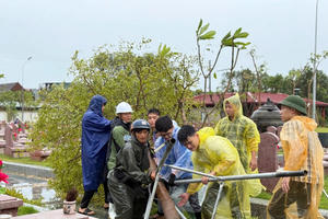 Tuổi trẻ Hà Tĩnh tích cực khắc phục hậu quả sau bão số 10