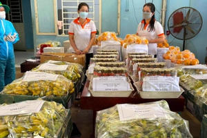 Hàng trăm suất quà của Bình Phước hỗ trợ sinh viên, người dân tại TP HCM