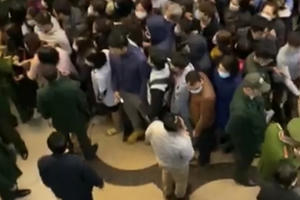 Chợ thuốc Hapulico "thất thủ", hàng nghìn người dân xếp hàng mua khẩu trang