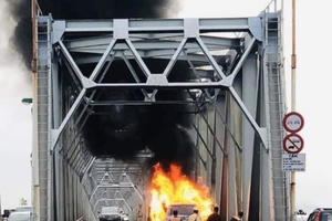 Siêu xe tiền tỷ phát hoả, bốc cháy nghi ngút trên cầu Chương Dương