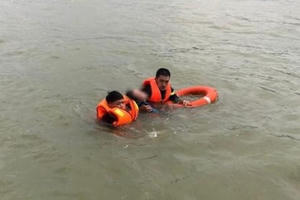 Cứu sống 2 người nhảy cầu Bến Thủy tự tử