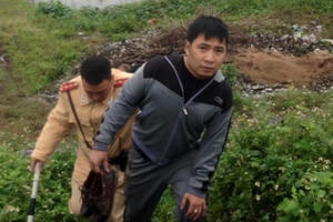 Hà Nội: CSGT tóm gọn tên cướp liều lĩnh bắt giữ người giữa ban ngày Hà Nội: CSGT tóm gọn tên cướp liều lĩnh bắt giữ người giữa ban ngày