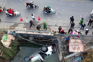 Xác định nguyên nhân ban đầu vụ ô tô lao xuống sông khiến 9 người thương vong tại Nam Định