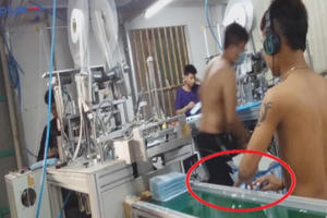 Bản tin kinh tế plus: Hãi hùng cơ sở sản xuất khẩu trang lót giấy vệ sinh bên trong