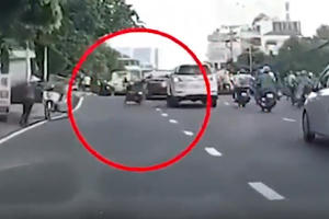 Clip: Nam thanh niên đi xe máy lạng lách, vượt ẩu nhận "cái kết đắng"