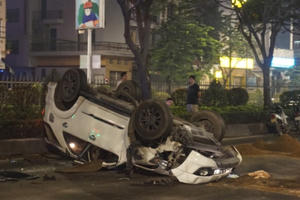 Bốn người Đài Loan chui ra từ “xế hộp” lật ngửa