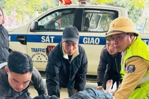 CSGT dùng xe đặc chủng kịp thời đưa người đàn ông đột quỵ đến viện