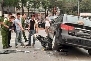 Nguyên nhân ban đầu vụ ô tô con đâm trực hiện hàng loạt xe máy trên đường phố Hà Nội
