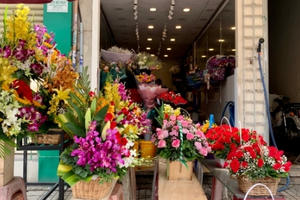Thị trường quà tặng 8/3: Giá hoa giảm mạnh khách vẫn thưa thớt vì Covid-19