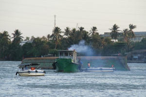 Tàu kéo sà lan đâm sập cầu Ghềnh đã hết hạn kiểm định