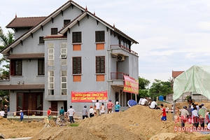 Di dời tòa nhà gần 800 tấn ở Nghệ An