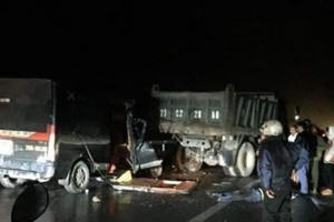 Ít nhất 3 người thiệt mạng sau khi xe khách đâm ô tô tải đỗ bên đường