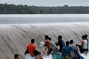 Người dân đổ xô ra hồ xả lũ để hứng cá