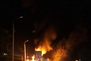 Quảng Ninh: Xe container cháy ngùn ngụt trên quốc lộ 18, tài xế may mắn thoát nạn