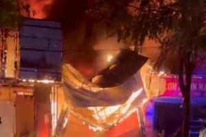 Bà hoả ghé thăm dãy hàng quán ở Hà Đông bốc cháy rừng rực, một căn bị sập hoàn toàn