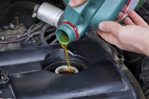 Tranh cãi gay gắt chuyện thay nhớt định kỳ mốc 5.000 km Tranh cãi gay gắt chuyện thay nhớt định kỳ mốc 5.000 km