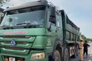 Công an TP Bắc Giang xử lý xe quá khổ, quá tải